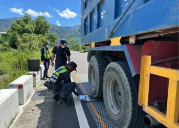 萬巒載運機具掉落釀憾事 屏警2/2起加強攔查大型車高風險違規 萬巒載運機具掉落釀憾事 屏警2/2起加強攔查大型車高風險違規