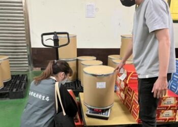 南市衛生局針對日本小林製藥紅麴事件,持續查核5家業者,另請醫療院所如遇疑似案例,詢問是否有服用該項產品,並通報衛生局! 南市衛生局針對日本小林製藥紅麴事件,持續查核5家業者,另請醫療院所如遇疑似案例,詢問是否有服用該項產品,並通報衛生局!