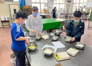 創意跨領域探索 紅瓦厝及大成國小2校創造力資優課程 從傳統市場到未來麵包廠的創造能力學習之旅
