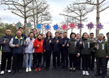 全國首創融入在地景觀特色,黃偉哲視察將軍巷口農地重劃區農路改善成果,改善樹木竄根打造優良農業基礎建設 全國首創融入在地景觀特色,黃偉哲視察將軍巷口農地重劃區農路改善成果,改善樹木竄根打造優良農業基礎建設