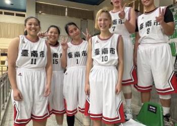 即時戰況🏀臺南公開女子籃球隊鏖戰激烈,45:37擊退地主隊高雄,取得2連勝! 即時戰況🏀臺南公開女子籃球隊鏖戰激烈,45:37擊退地主隊高雄,取得2連勝!