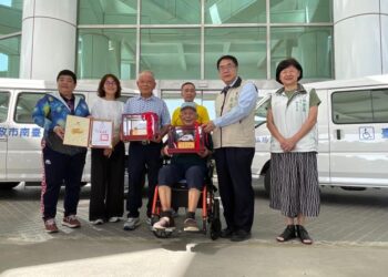 許仙賜家族捐贈2輛復康巴士 黃偉哲感謝回饋郷里造福身障市民