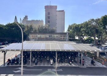 民治市政中心機車棚升級有感!老舊石綿瓦蛻變綠能新地標 民治市政中心機車棚升級有感!老舊石綿瓦蛻變綠能新地標