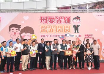 南市慶祝母親節「母愛光輝 馨光閃閃」黃偉哲表揚57位母親代表感謝付出 ，