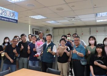 媽咪「尚鶴」!南市教育局長鄭新輝親送火鶴花祝大家母親節快樂 媽咪「尚鶴」!南市教育局長鄭新輝親送火鶴花祝大家母親節快樂