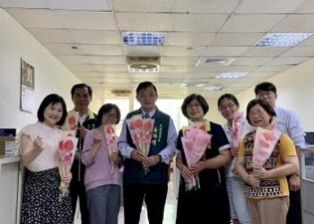 民政局長獻上「尚鶴」的火鶴花祝福同仁母親節快樂 民政局長獻上「尚鶴」的火鶴花祝福同仁母親節快樂