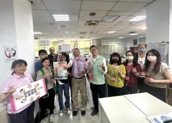 中西區蔡區長致贈母親節花禮,公所同仁與志工感受溫馨滿滿。 中西區蔡區長致贈母親節花禮,公所同仁與志工感受溫馨滿滿。