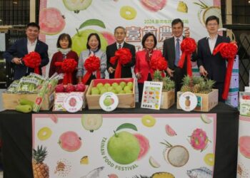 臺南農業局長奉上伴手禮 將臺南番石榴送往加拿大 精選多款臺南農漁產品「抵加交陪」