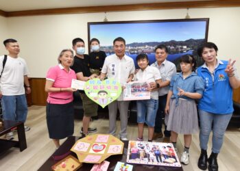 父親節傳遞愛　幼安院童獻蛋糕賀卡祝福縣長爸爸