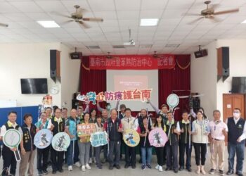 南市啟動天溝防治月，梅雨來臨不養孑孓，請社區每週善用「天溝探測棒」加強防治，清除隱匿孳生源！