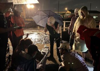 南區灣裡地區今傍晚瞬間強降雨淹水,地政局重劃工程動員緊急應變排除 南區灣裡地區今傍晚瞬間強降雨淹水,地政局重劃工程動員緊急應變排除