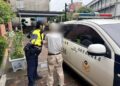 巴威颱風襲臺　屏東社皮警風雨中護送迷失長者返家