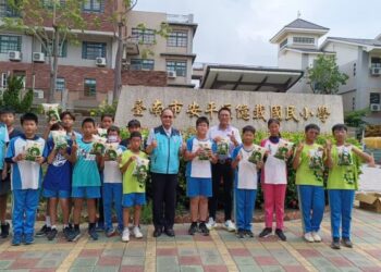 安平區蕭泰華區長致贈紅榜慶賀億載國小參加2025年第16屆三商盃TEEBALL全國樂棒暨亞洲盃選拔賽黃球混合組全國總決賽冠軍 安平區蕭泰華區長致贈紅榜慶賀億載國小參加2025年第16屆三商盃TEEBALL全國樂棒暨亞洲盃選拔賽黃球混合組全國總決賽冠軍