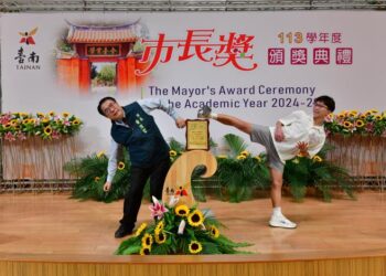 臺南「市長陪你拍」又來了！113學年度市長獎頒獎典禮第3場次 黃偉哲勉學子用創意征服未來