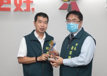 南市水患自主防災社區連續十年獲評鑑「績優縣市政府」殊榮 水利局市政會議獻獎共享榮耀