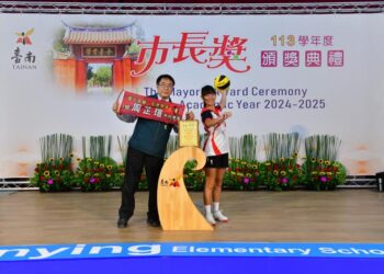 臺南「市長陪你拍」又來了!113學年度市長獎頒獎典禮第5場次 黃偉哲勉學子勇敢探索未來 臺南「市長陪你拍」又來了!113學年度市長獎頒獎典禮第5場次 黃偉哲勉學子勇敢探索未來