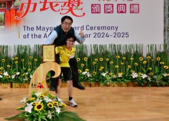 臺南「市長陪你拍」又來了!113學年度市長獎頒獎典禮第6場次 黃偉哲勉學子勇敢探索未來 臺南「市長陪你拍」又來了!113學年度市長獎頒獎典禮第6場次 黃偉哲勉學子勇敢探索未來
