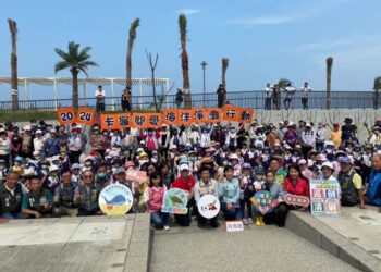 南區公私協力攜手淨灘 環境教育向下扎根
