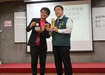 用音樂感動世界! 裕文國小管樂團獲「澳洲學校管弦樂節」金賞獎殊榮 市長黃偉哲接見表揚 用音樂感動世界! 裕文國小管樂團獲「澳洲學校管弦樂節」金賞獎殊榮 市長黃偉哲接見表揚