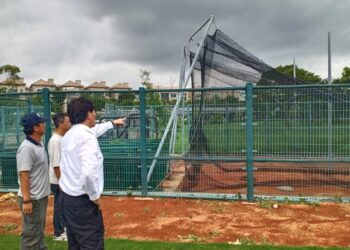 市長於颱風過後指示體育局陳局長全面視察亞太少棒主、副球場影響情形, 並勉勵現場練球的中華代表隊爭取最高榮耀,將冠軍盃留在臺灣 市長於颱風過後指示體育局陳局長全面視察亞太少棒主、副球場影響情形, 並勉勵現場練球的中華代表隊爭取最高榮耀,將冠軍盃留在臺灣