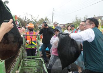 風雨中的溫暖 黃偉哲感謝志工協助丹娜絲颱風災區復原 風雨中的溫暖 黃偉哲感謝志工協助丹娜絲颱風災區復原