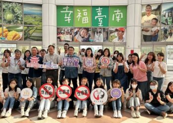 南市府響應「國際丹寧日」 黃偉哲穿上牛仔襯衫力挺性別平權