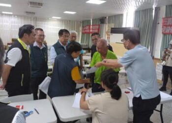 黃偉哲至鹽水區公所關心臨工攜手重建家園 黃偉哲至鹽水區公所關心臨工攜手重建家園