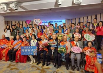 「父德昭彰~情深似海」 臺南市南區114年度模範父親暨鑽石婚表揚 「父德昭彰~情深似海」 臺南市南區114年度模範父親暨鑽石婚表揚