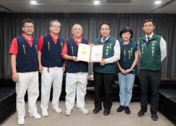 黃偉哲感謝玉皇玉聖宮燭善善心會捐贈百萬 協助臺南風災災後重建 黃偉哲感謝玉皇玉聖宮燭善善心會捐贈百萬 協助臺南風災災後重建