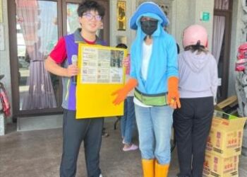 北門衛生所深入社區宣導環境清潔並發送防疫物資與鄉親攜手守護家園健康