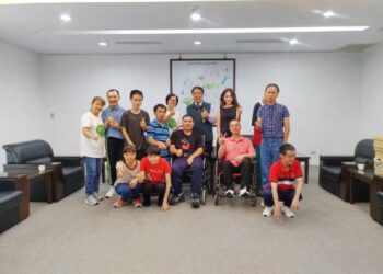 蓮心園身障朋友捐畫獻市長 用藝術說故事 傳遞災後重生的力量 蓮心園身障朋友捐畫獻市長 用藝術說故事 傳遞災後重生的力量