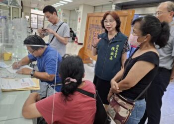 地政局長陳淑美視察相關地所，關心農損戶申請地籍謄本情形