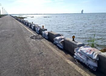 天文大潮引起七股區市道176線積水 水利局全力搶佈二道防線