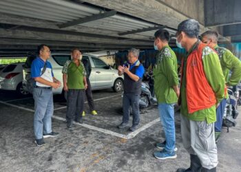 冒雨清理水溝　環保局長許仁澤慰勞清潔隊員辛勞