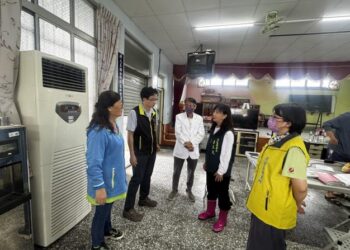 台南市巡迴醫療深入後壁區，衛生局所行動關懷，探訪淹水戶並發放防疫物資，進行衛教環境消毒，守護健康！
