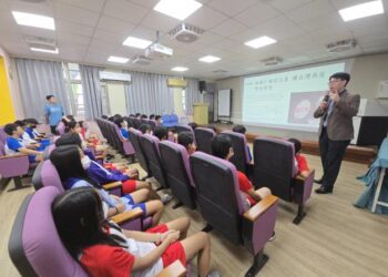 南市教育局結合永康國中展開法律探索之旅!地檢署主任檢察官化身行動公民課本超有梗 南市教育局結合永康國中展開法律探索之旅!地檢署主任檢察官化身行動公民課本超有梗