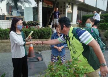 單槍匹馬追垃圾車拜票　高雄左楠區議員參選人『楠梓漢薛兆基』用腳步傾聽基層聲音