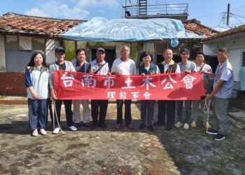 市府積極媒合台南市土木包工商業同業公會修繕弱勢獨居長者屋頂 協助民眾早日恢復家園 市府積極媒合台南市土木包工商業同業公會修繕弱勢獨居長者屋頂 協助民眾早日恢復家園