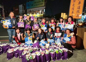 林美燕年前愛心送暖 與接班人葉翰勳偕善團慰問街友60人 林美燕年前愛心送暖 與接班人葉翰勳偕善團慰問街友60人