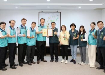 台南市中醫師公會捐款助風災後重建 黃偉哲頒贈感謝狀