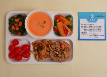 食在地、享當季!南市佳里國中午餐團隊勇奪「2024第七屆臺灣學校午餐大賽」競賽組全國亞軍 優質午餐超商吃得到! 食在地、享當季!南市佳里國中午餐團隊勇奪「2024第七屆臺灣學校午餐大賽」競賽組全國亞軍 優質午餐超商吃得到!