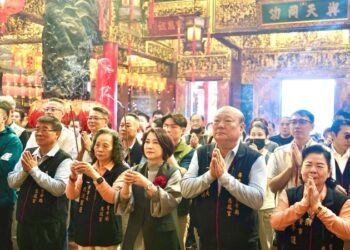 縣長現身「瑞馬春騰」紅包排隊人龍 春節第一聲祝福 屏東專屬年味熱鬧登場 縣長現身「瑞馬春騰」紅包排隊人龍 春節第一聲祝福 屏東專屬年味熱鬧登場