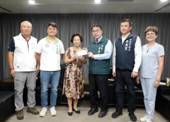 黃偉哲感謝新北市樹林濟安宮捐款200萬 助台南風災災後重建 黃偉哲感謝新北市樹林濟安宮捐款200萬 助台南風災災後重建