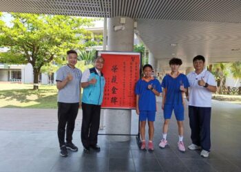 安平區金城國中在113年全國中等學校運動會中創下佳績,安平區長蕭泰華致贈紅榜慶賀 安平區金城國中在113年全國中等學校運動會中創下佳績,安平區長蕭泰華致贈紅榜慶賀