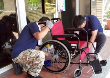 黃偉哲輔具暖心維修守護行動安全 南市災後首場輔具清消高齡長者直呼「好用極了！」