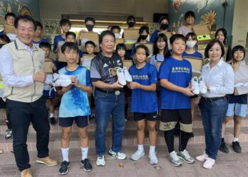 南市安順國小女子橄欖球隊獲全國女子組帶式冠軍 黃市長特遣體育局陳良乾局長到校祝賀! 南市安順國小女子橄欖球隊獲全國女子組帶式冠軍 黃市長特遣體育局陳良乾局長到校祝賀!