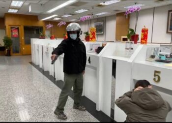 警鈴響、歹徒現！　前鎮分局警銀聯手防搶演練全程逼真上演