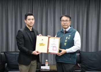 黃偉哲感謝台鋼獵鷹捐贈義賣所得37.8萬元 助台南災後重建