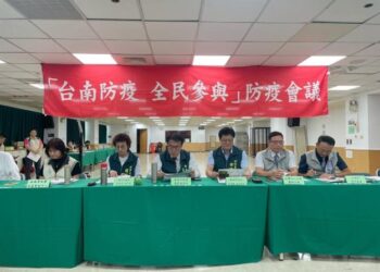 南市召開2025「台南防疫 全民參與」第二次防疫會議，黃偉哲市長強化防疫不鬆懈，持續為市民健康打拼！