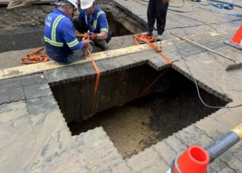 中華東路路橋側車道自來水管破裂 封路緊急搶修 請用路人提前改道 中華東路路橋側車道自來水管破裂 封路緊急搶修 請用路人提前改道